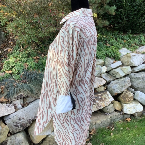 Lysse Med Patterned Blouse. Roll tab sleeves. No defects or stains - Picture 5 of 5